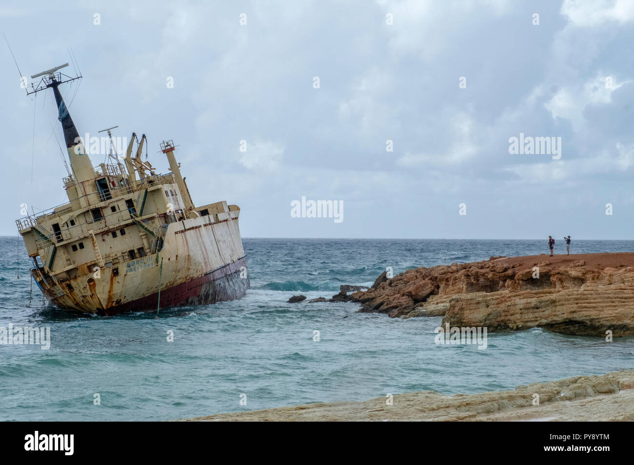 Edro cargo abandonné 3 s'est échoué sur des rochers près de grottes marines, Coral Bay, Paphos, Chypre. Banque D'Images