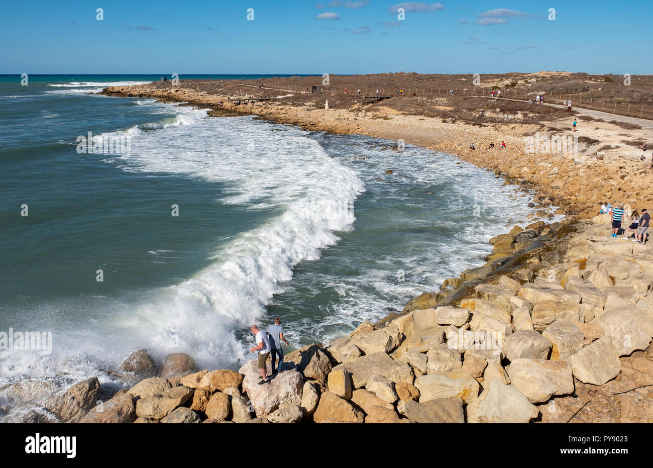 Les gens regardent comme de grandes vagues s'écraser sur le rivage près de château de Paphos, Paphos, Chypre Banque D'Images