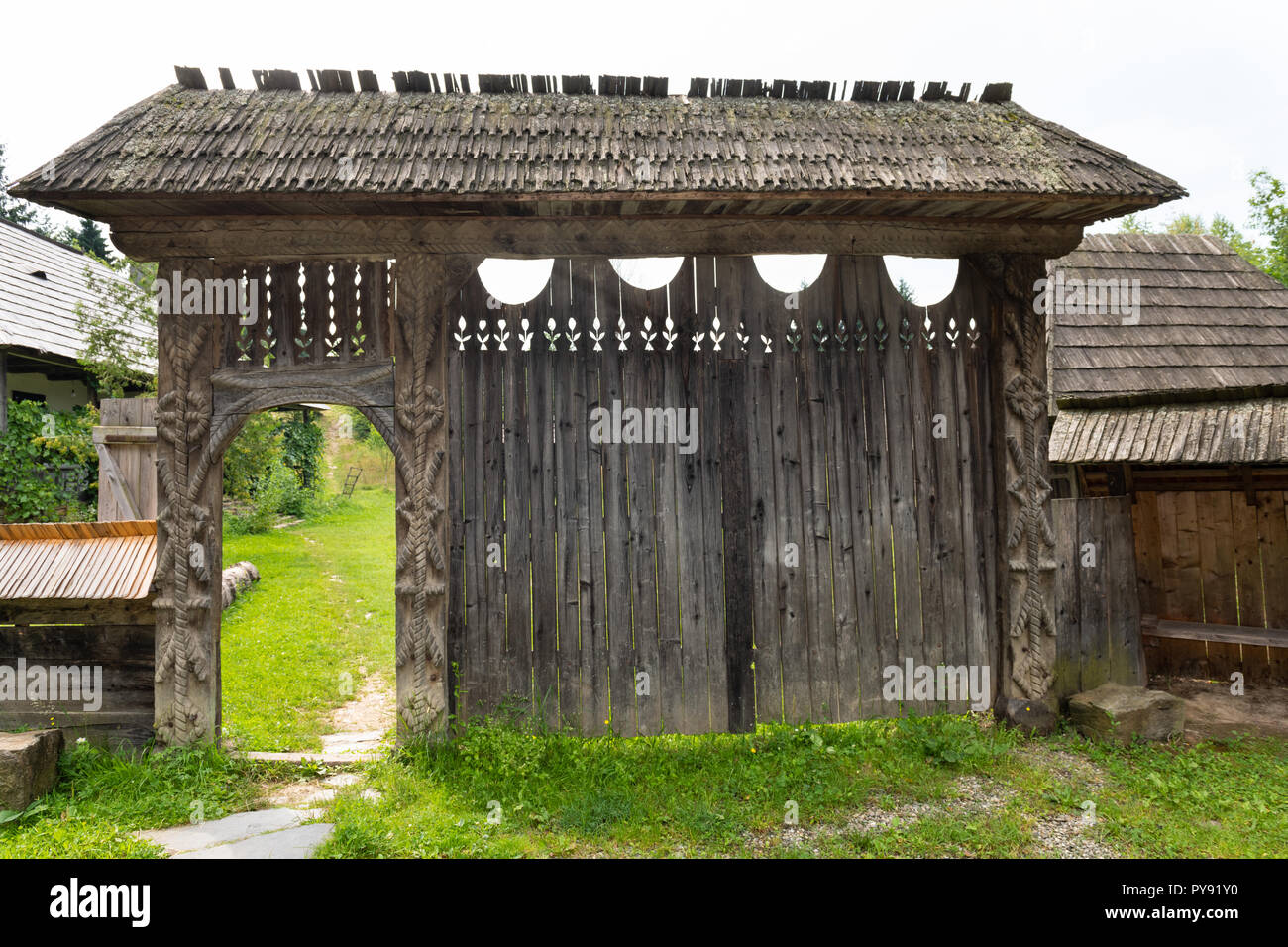 Porte sculptée en bois traditionnels fabriqués à la main à partir de la région de Maramures dans le nord de la Roumanie. Banque D'Images