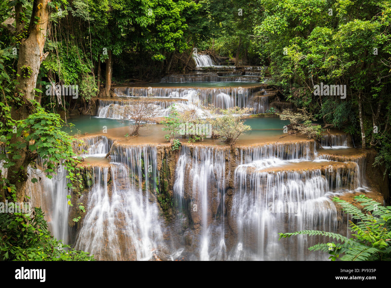 Cascade de Thaïlande, appelé Huai khamin Huay ou mae à Kanchanaburi Provience, autour de l'environnement et de la forêt avec de l'eau émeraude. Banque D'Images