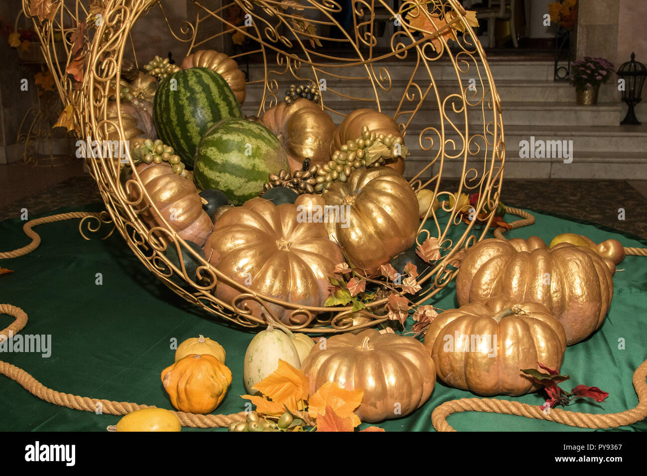 Image de la citrouille d'or pastèque et raisins sur une grande table Banque D'Images