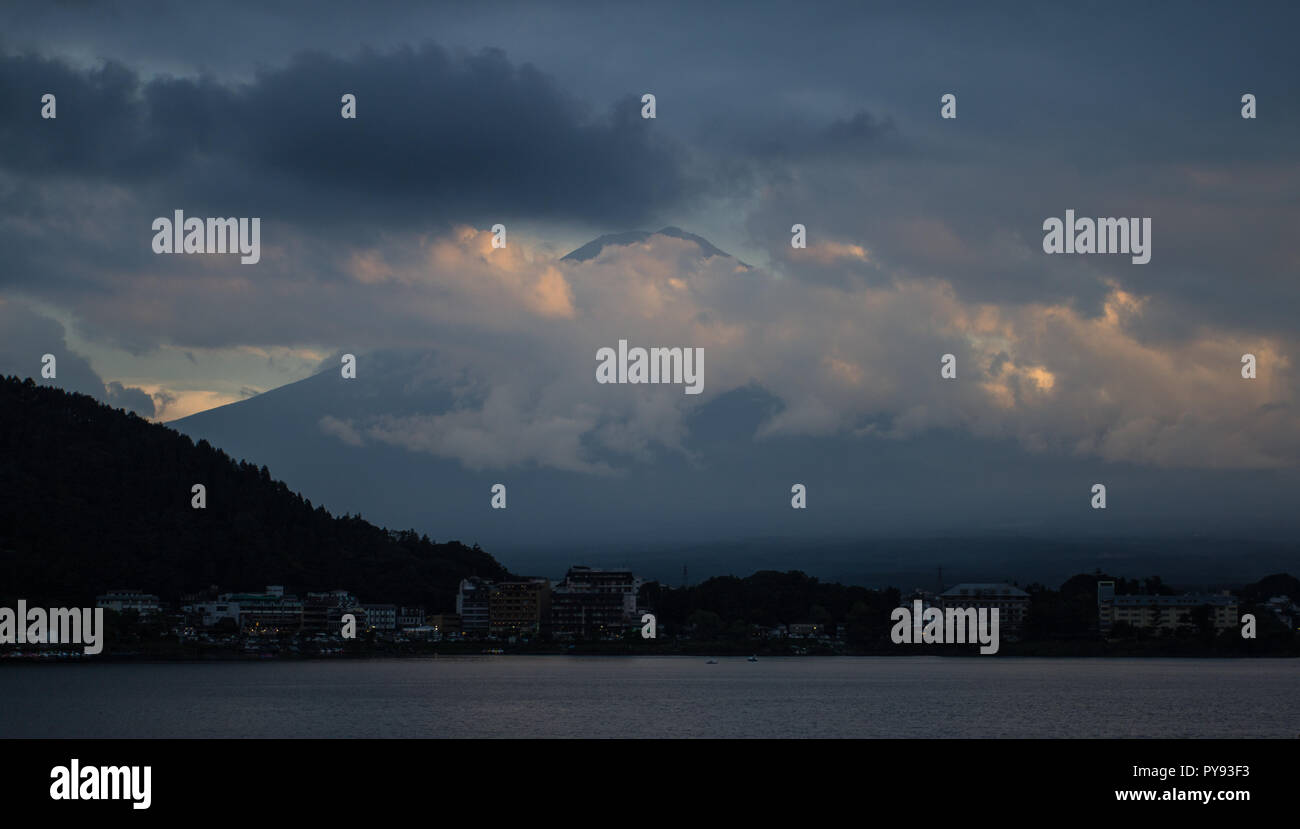 Fujiyama dans twilight avec Shōji lake en premier plan Banque D'Images