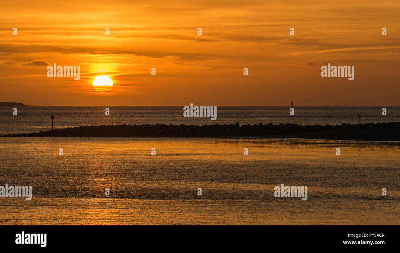 Coucher du soleil à Carmarthenshire, Pays de Galles Machynys coast. UK Banque D'Images