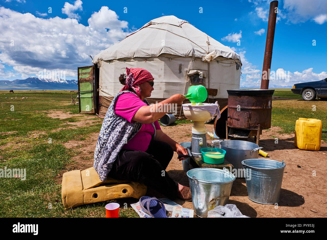 Le Kirghizistan, province de Naryn, chanson, lac Kol Kirghiz Nomad's camp de yourte, crème fraîche faire Banque D'Images