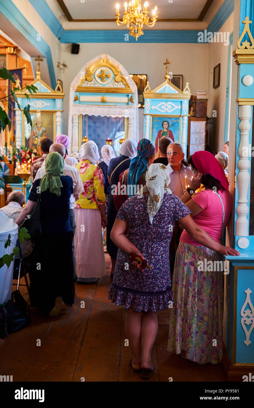 Le Kirghizistan, l'Issyk Kul province, ville de Karakol, cérémonie dans une église orthodoxe russe Banque D'Images