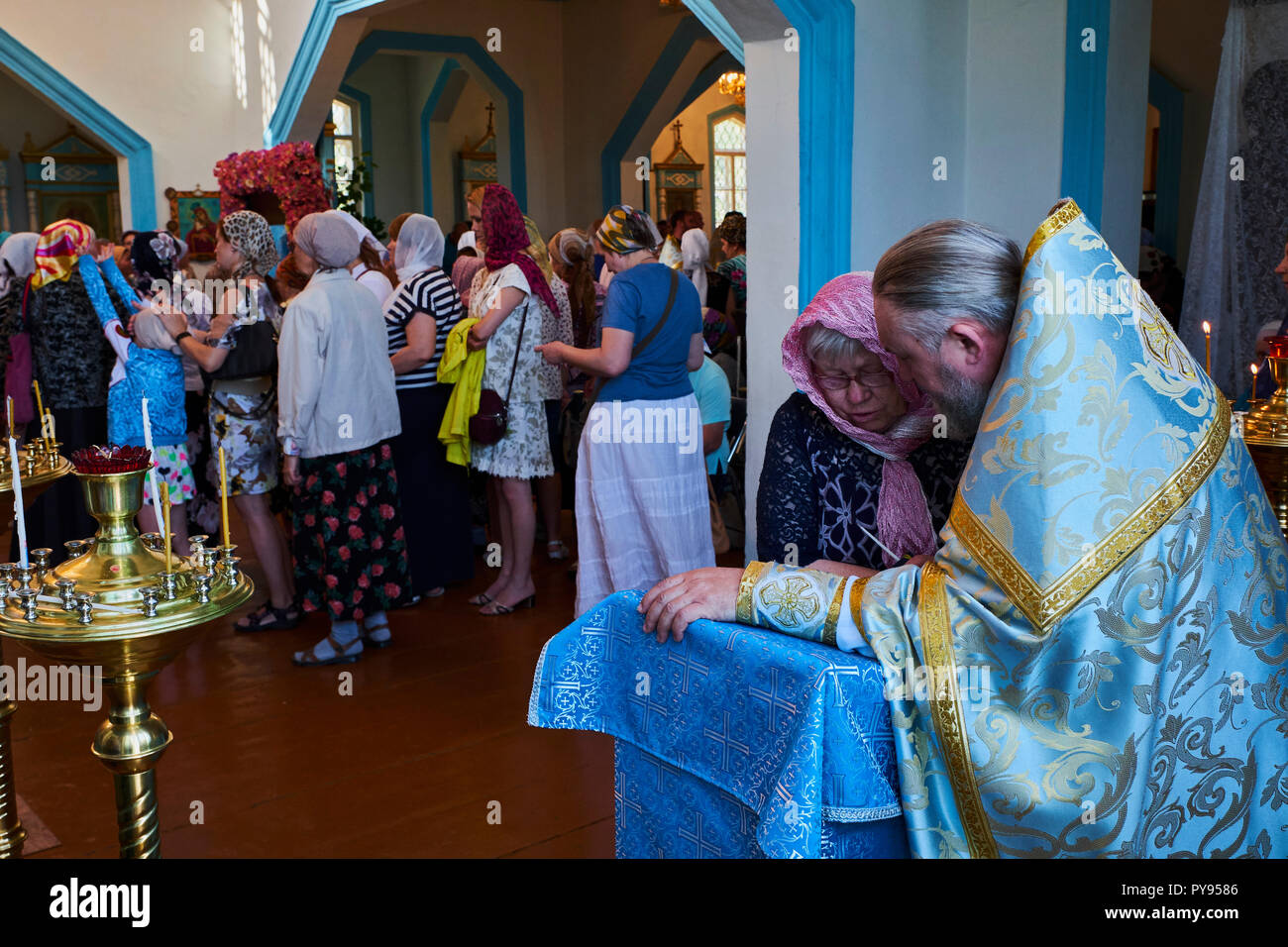 Le Kirghizistan, l'Issyk Kul province, ville de Karakol, cérémonie dans une église orthodoxe russe Banque D'Images