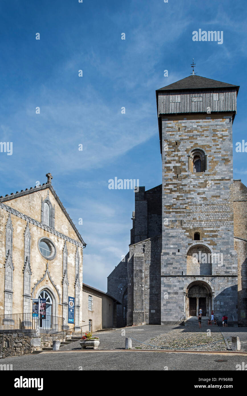 Le clocher de St-Bertrand-de-Comminges / Cathédrale Cathédrale Sainte-Marie à Bagnères-de-Luchon, Haute-Garonne, Pyrénées, France Banque D'Images