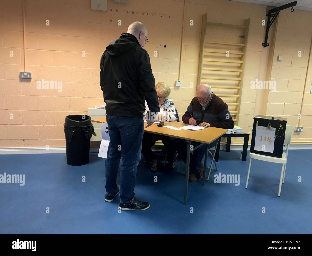 Un homme se prépare à voter à l'élection présidentielle irlandaise à Greystones, Co.Wicklow. Banque D'Images