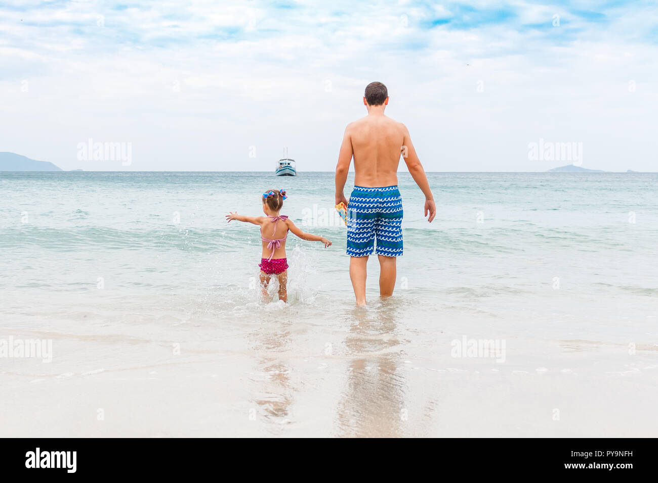 Père et fille à pied sur la plage. Banque D'Images