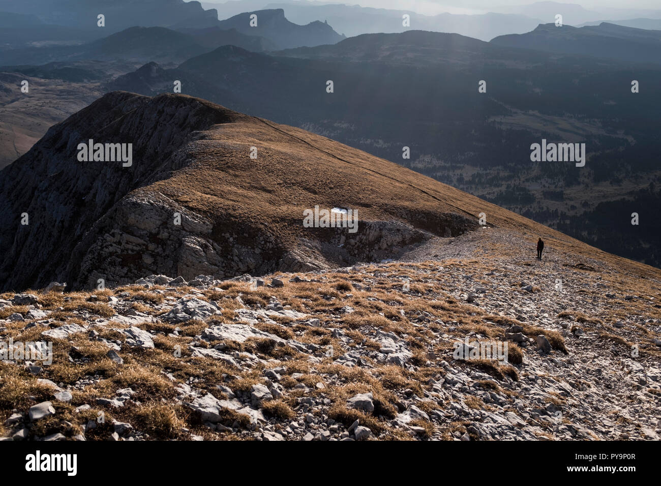 Gresse-en-Vercors (sud-est de la France). Grand Veymont Hills dans le massif du Vercors, dans le département de l'Isère, avec le plateau du Vercors dans le backgrou Banque D'Images