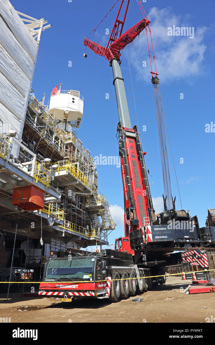 À l'endroit de la superstructure d'une plate-forme de production de gaz offshore en construction en mer du Nord port de Hartlepool, UK Banque D'Images