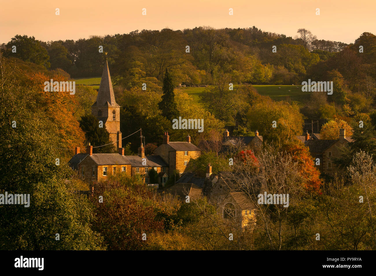 Village de Little Tew en automne, Cotswolds, Gloucestershire, Angleterre,Europe Banque D'Images