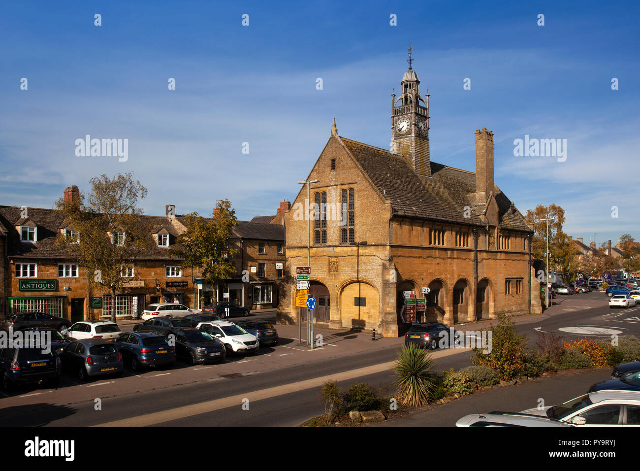 Hôtel de ville et grande rue ,Morton dans Marsh,Cotswolds Gloucestershire, Angleterre,Europe Banque D'Images