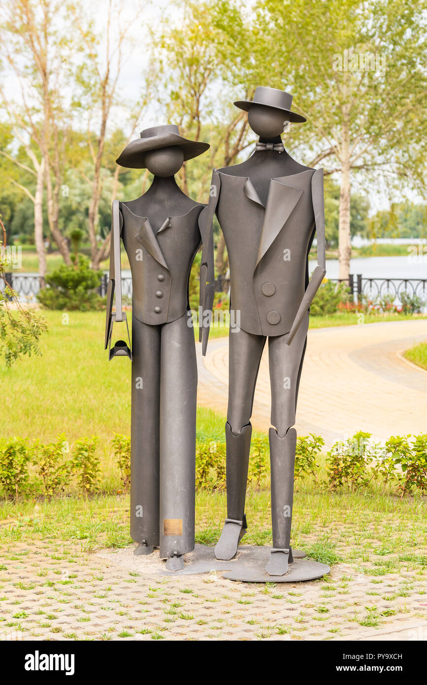 Kiev / Ukraine - 28 septembre 2018 - Sculpture 'promenade' par O. Epinger, dans le parc de Natalka Kiev, Ukraine Banque D'Images