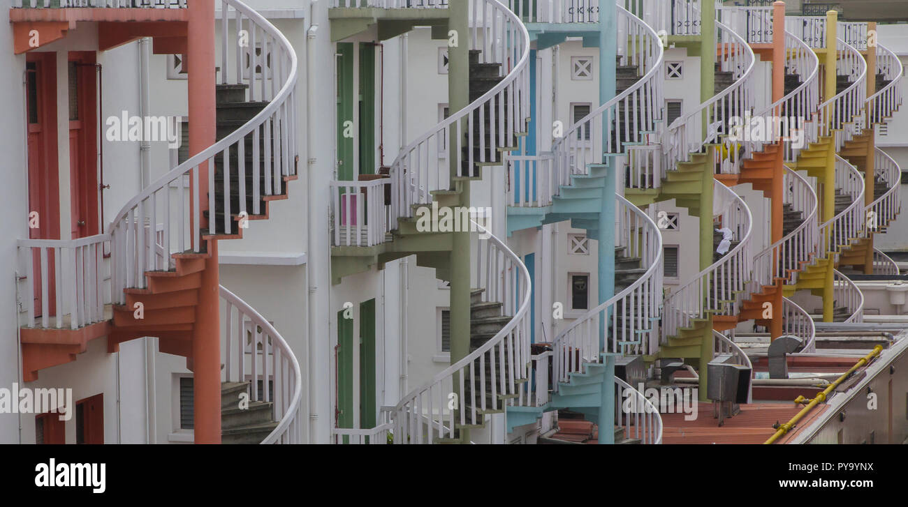 Escaliers et portes colorées, Singapour Banque D'Images