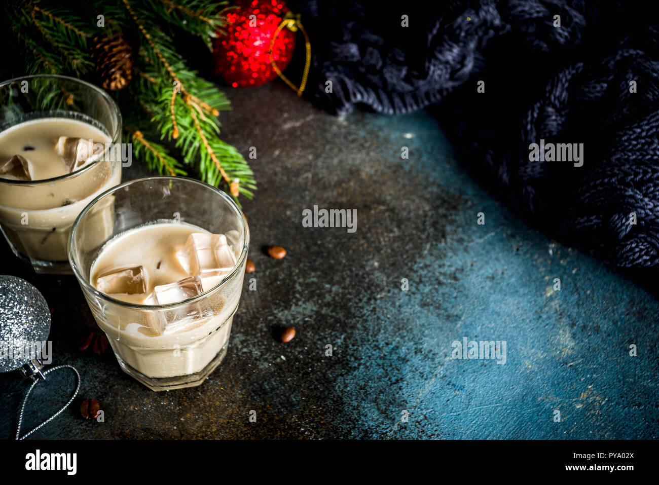 Irish Cream Liqueur cocktail ou boisson traditionnelle de Noël, d'hiver, avec l'arrière-plan foncé rusty branches de sapins de Noël, les grains de café et decorati Banque D'Images