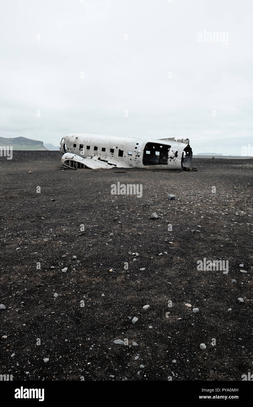 L'épave de l'avion étrange et distant dans la plaine de sable noir de Sólheimasandur désert dans le sud de l'Islande. Banque D'Images