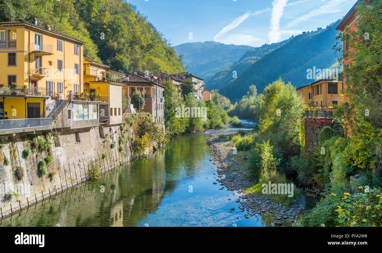 La ville pittoresque de Bagni di Lucca lors d'une journée ensoleillée. Près de Lucques, en Toscane, Italie. Banque D'Images