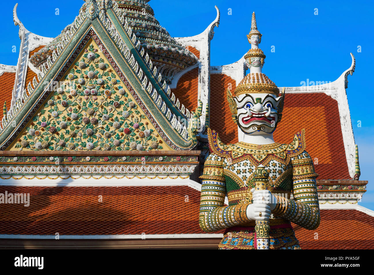 Un démoniaque à yak ou yaksha monte la garde lors d'un bâtiment de Wat Arun ou temple de l'aube, à Bangkok, Thaïlande Banque D'Images