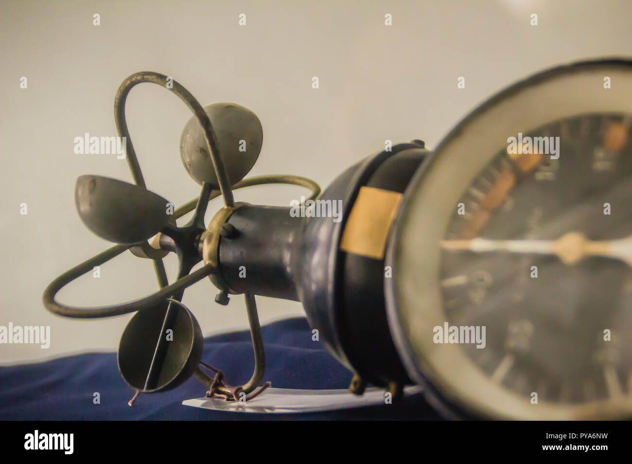 Vintage ancien anémomètre à coupelle hémisphérique, un appareil utilisé  pour mesurer la vitesse du vent, et est aussi une station météo d'instrument  Photo Stock - Alamy