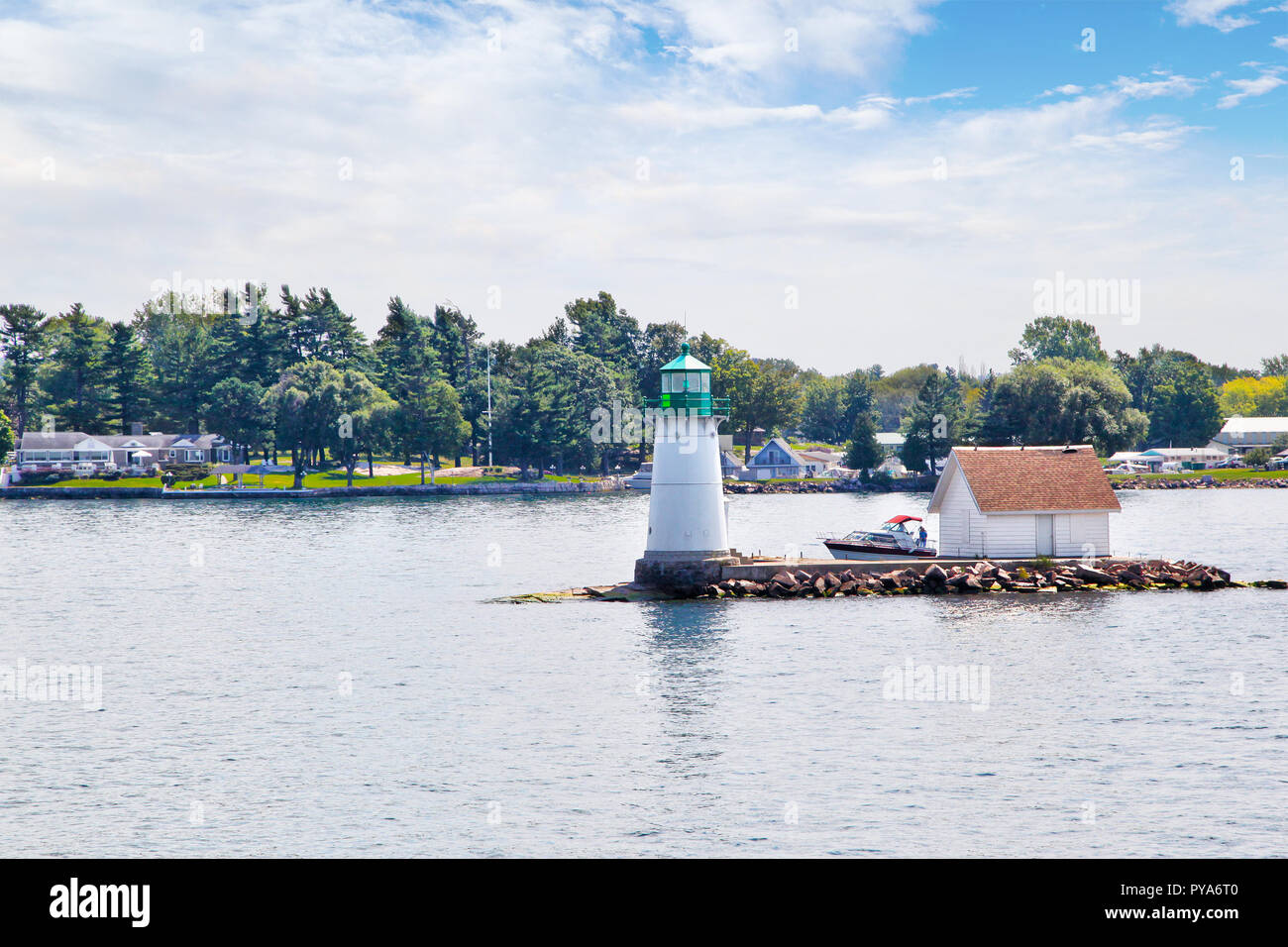 Engloutis dans le phare historique Rock Bush Île sur le fleuve Saint-Laurent, dans la région des Mille-Îles de Alexandria Bay, New York, USA. Construit en 1 Banque D'Images Engloutis dans le phare historique Rock Bush Île sur le fleuve Saint-Laurent, dans la région des Mille-Îles de Alexandria Bay, New York, USA. Construit en 1 Banque D'Images