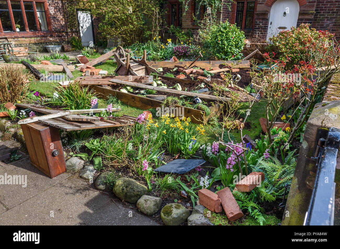 Les accessoires et les débris d'une litière Chalet jardin pour le nouveau BBC drama 'Guerre des Mondes' par HG Wells,filmé au grand village Budworth, Cheshire, Avril 2018 Banque D'Images