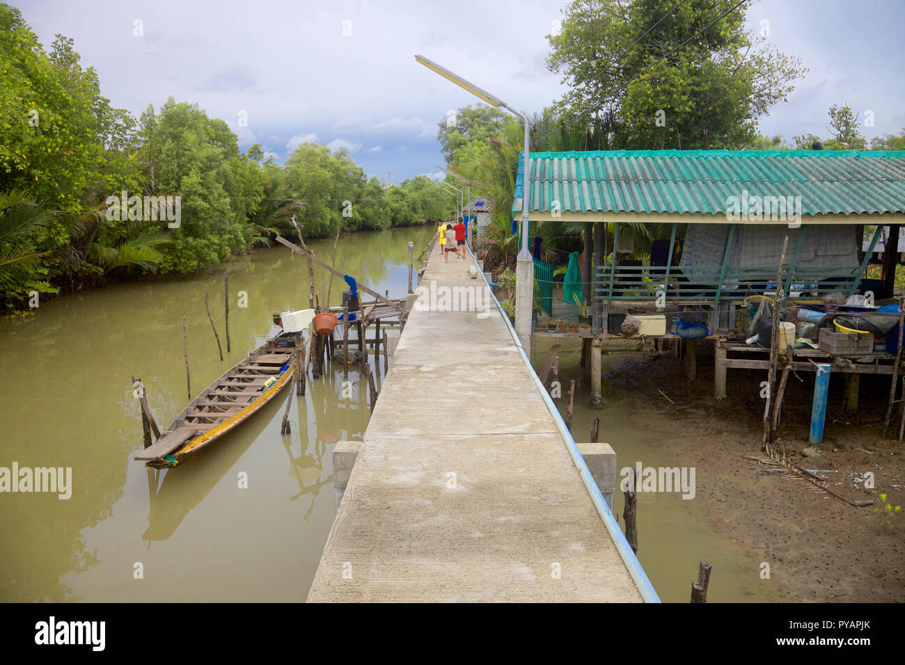 Maisons dans la rivière Nakhon Si Thamarat, Thaïlande Banque D'Images