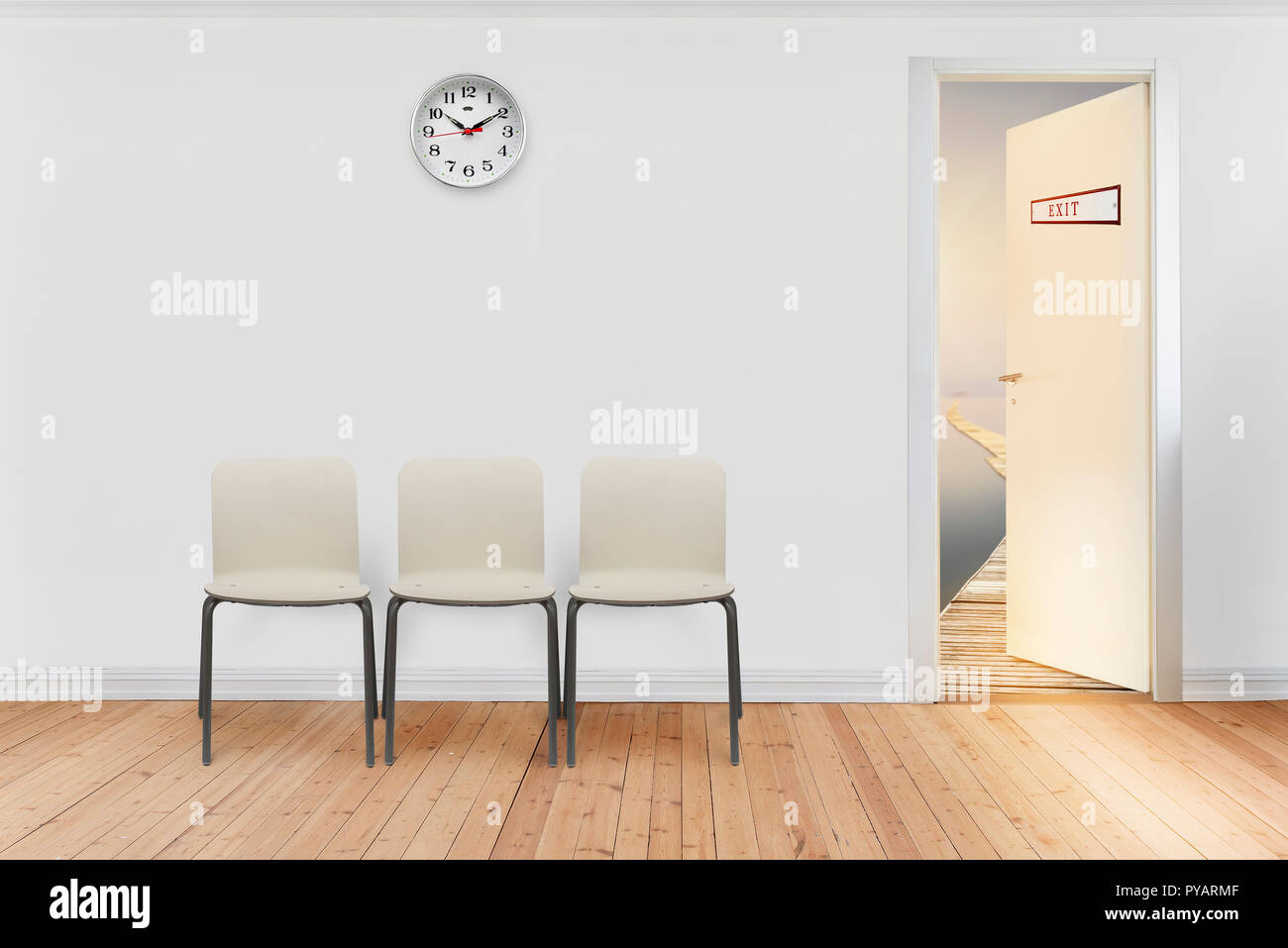 Salle d'attente vide avec porte ouverte pour sortir. S'échapper pour les vacances concept. Banque D'Images