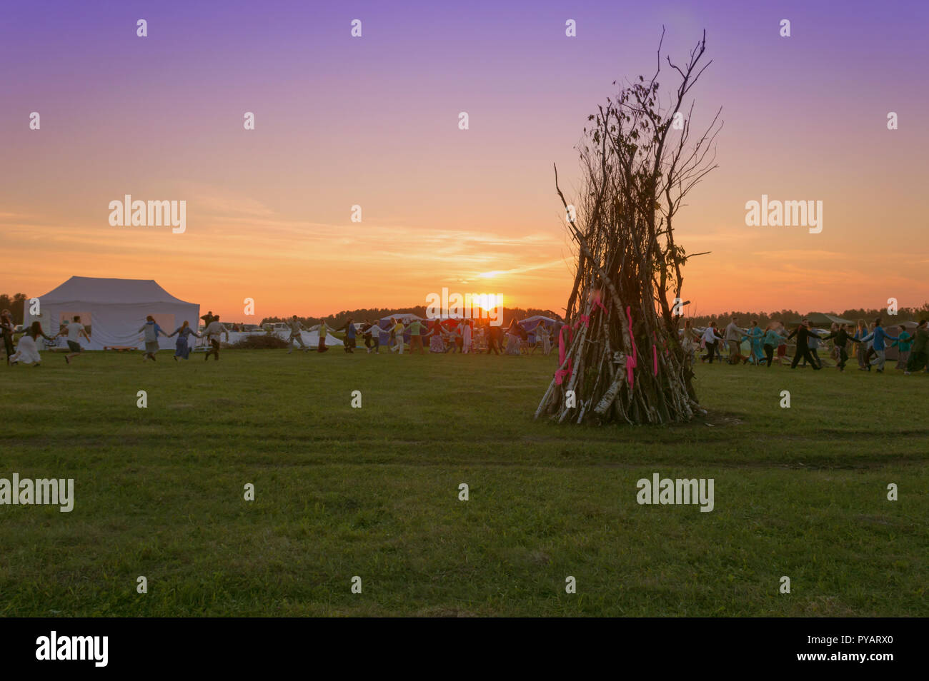 Magnifique coucher de soleil sur solstice et danse en rond du peuple russe célèbre Banque D'Images