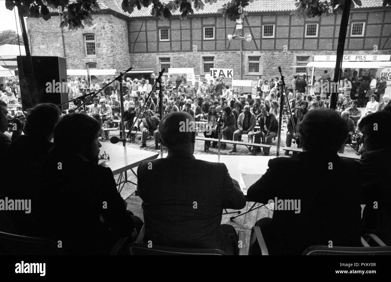 Des discussions, des chants et des danses devrait apporter les sections locales et les migrants plus étroitement ensemble - comme ici au Festival Kemnade le 28 juin 1975 à Bochum. Dans le monde d'utilisation | Banque D'Images