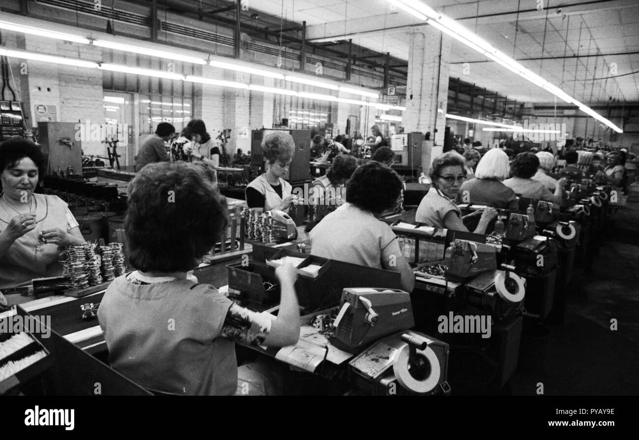 Les emplois des femmes à l'équipement fabricant Krups sur 24.06.1975 à Bottrop. Dans le monde d'utilisation | Banque D'Images