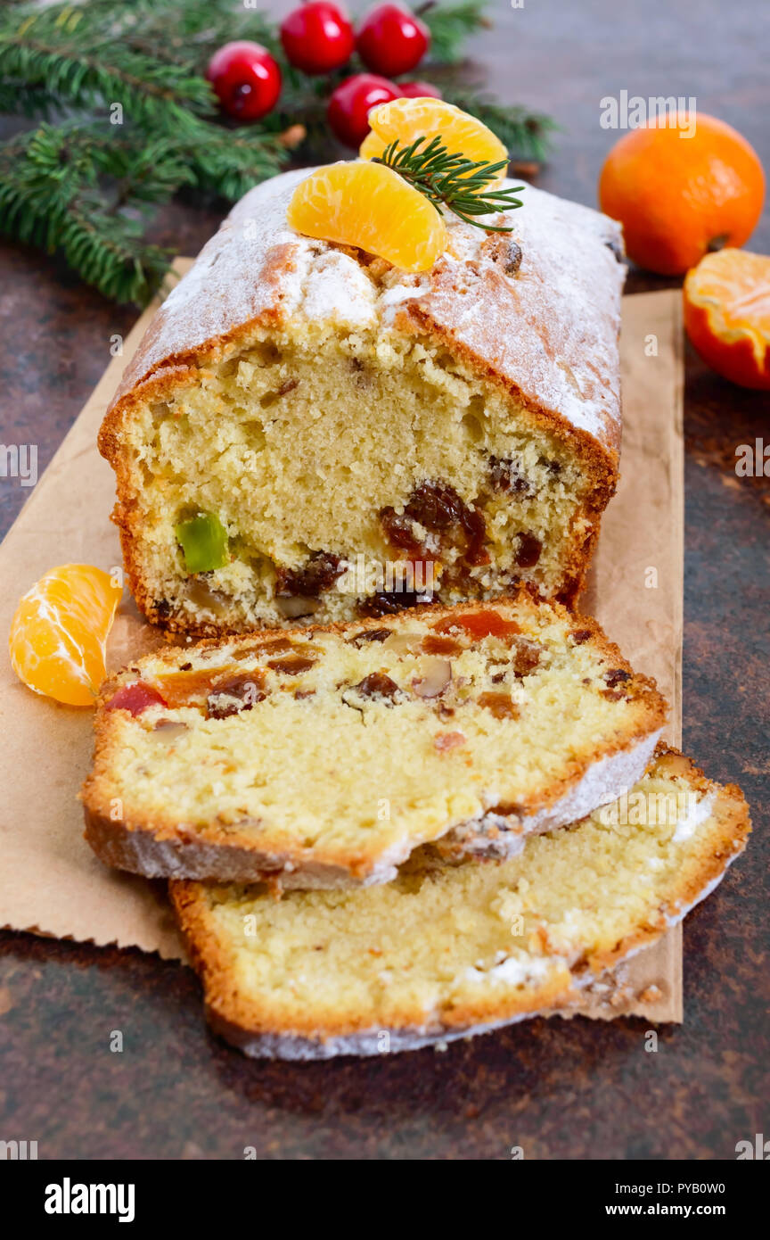 Gâteau de Noël avec les noix, les fruits secs, les mandarines. Des pâtisseries de fête traditionnelle. Banque D'Images