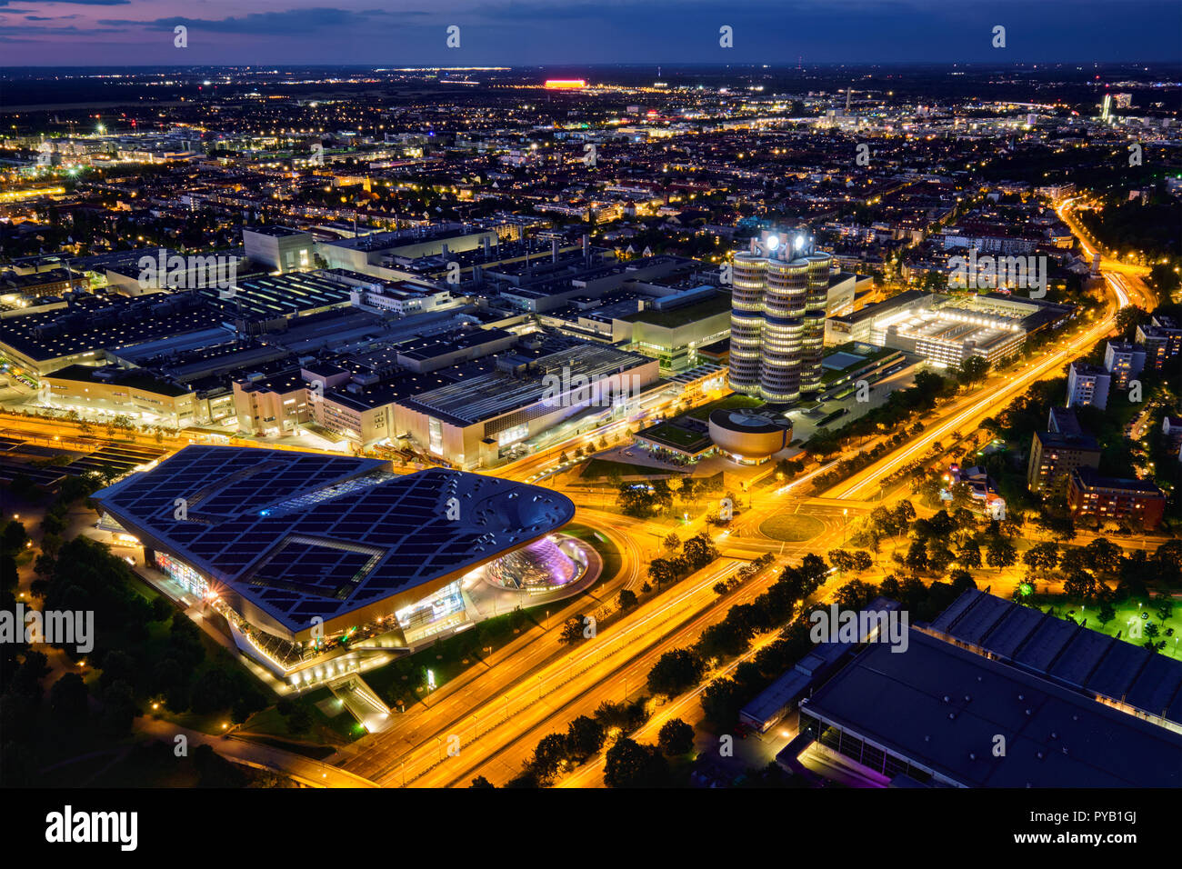 Vue aérienne du musée BMW et BWM Welt et de l'usine. Munich, Allemagne Banque D'Images