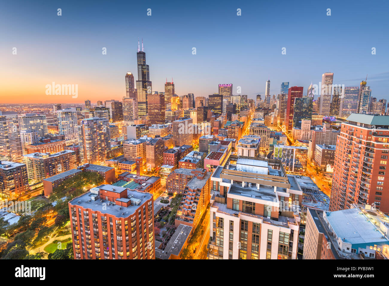 Chicago, Illinois, USA Centre-ville sur les toits de la ville d'en haut au crépuscule. Banque D'Images