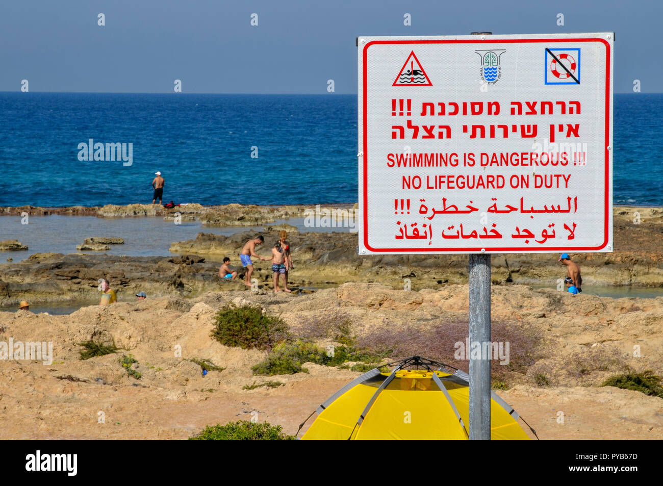 La plage rocheuse d'Achziv, Israël près de Rosh Hanikra Banque D'Images