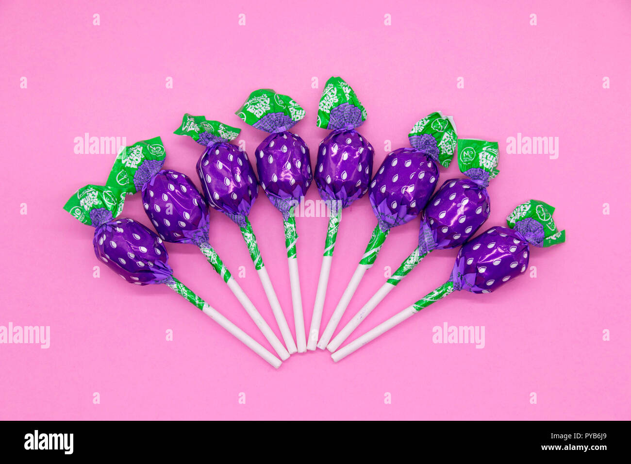 Sweet Shop Swizzels favoris lollipops sur fond rose Banque D'Images