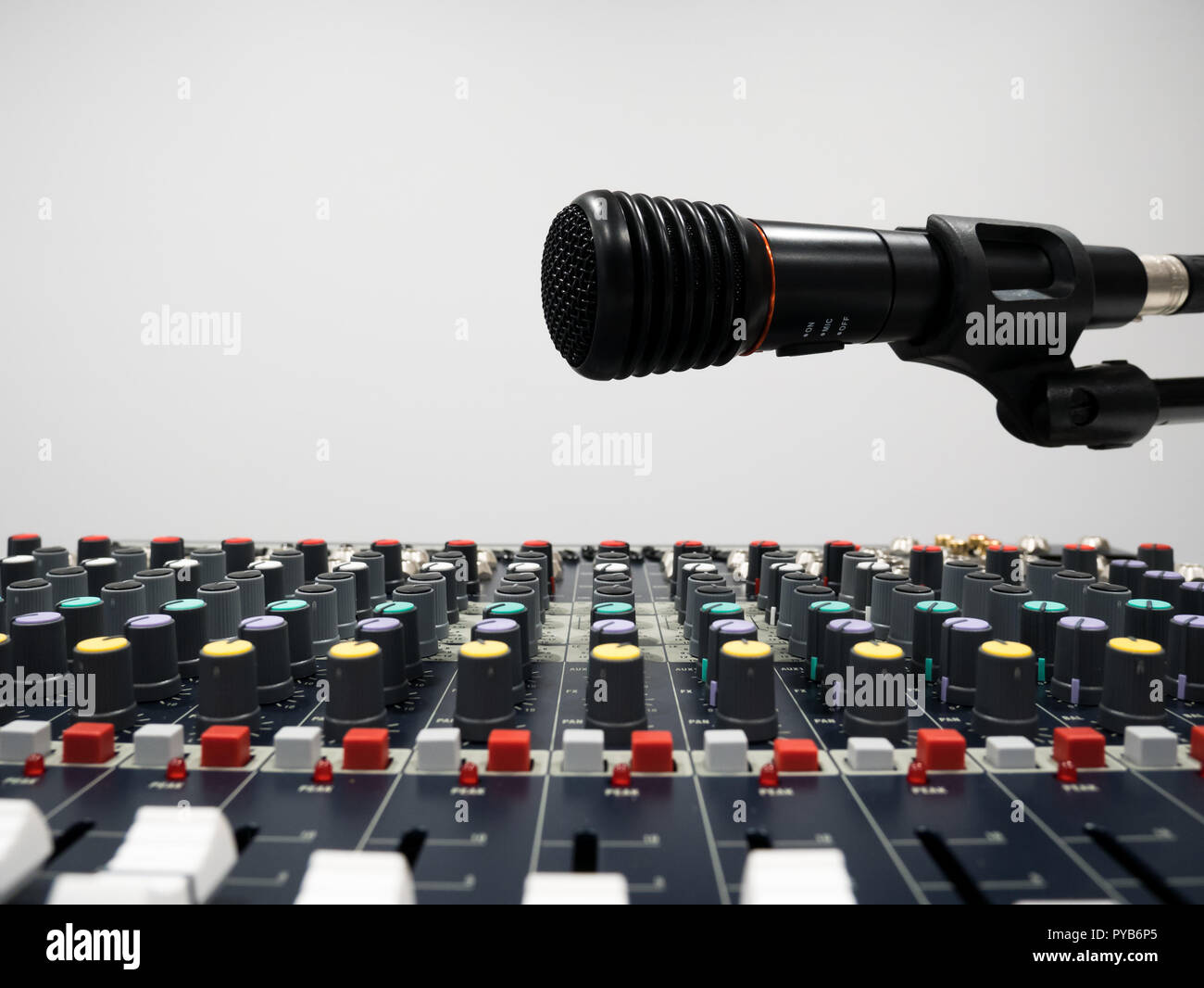 Plus de microphone de Studio Mixer 24 close up Banque D'Images