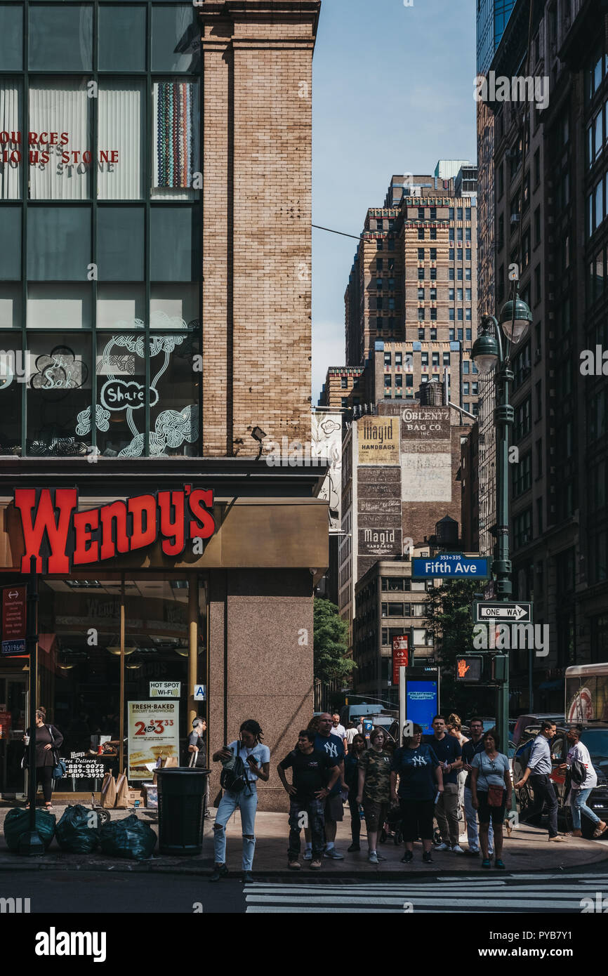 New York, USA - 29 mai 2018 : personnes en attente de franchir la Cinquième Avenue, New York sur un passage piéton à côté de Wendy's restaurant. Wendy's est un célèbre Ameri Banque D'Images