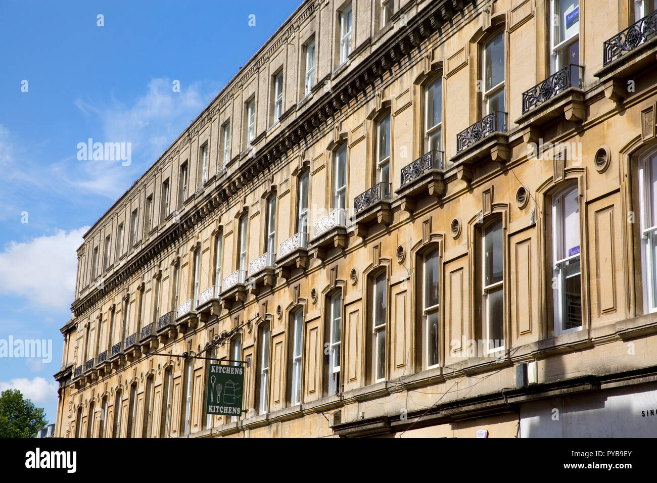 Ligne de toit à rue calme, bas de Milsom Street, Bath, Somerset Banque D'Images