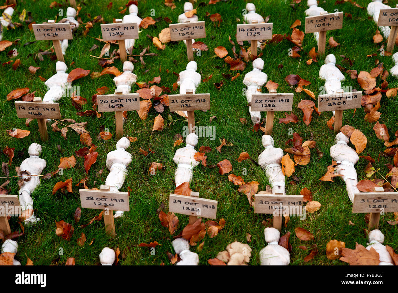 Une installation d'art temporaires à Thiepval. "Vies perdues" par l'artiste Rob entendu - marquant le nombre de décès sur chaque jour de la Première Guerre mondiale. Banque D'Images