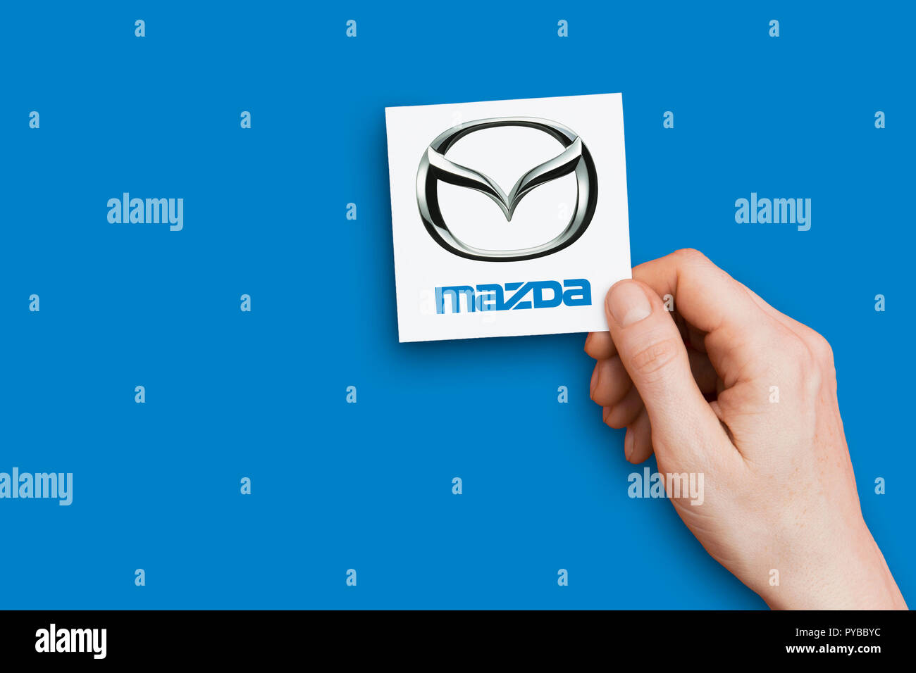 Londres, Royaume-Uni - 26 octobre 2018 : une Mazda logo. Mazda est un fabricant d'automobiles. Banque D'Images