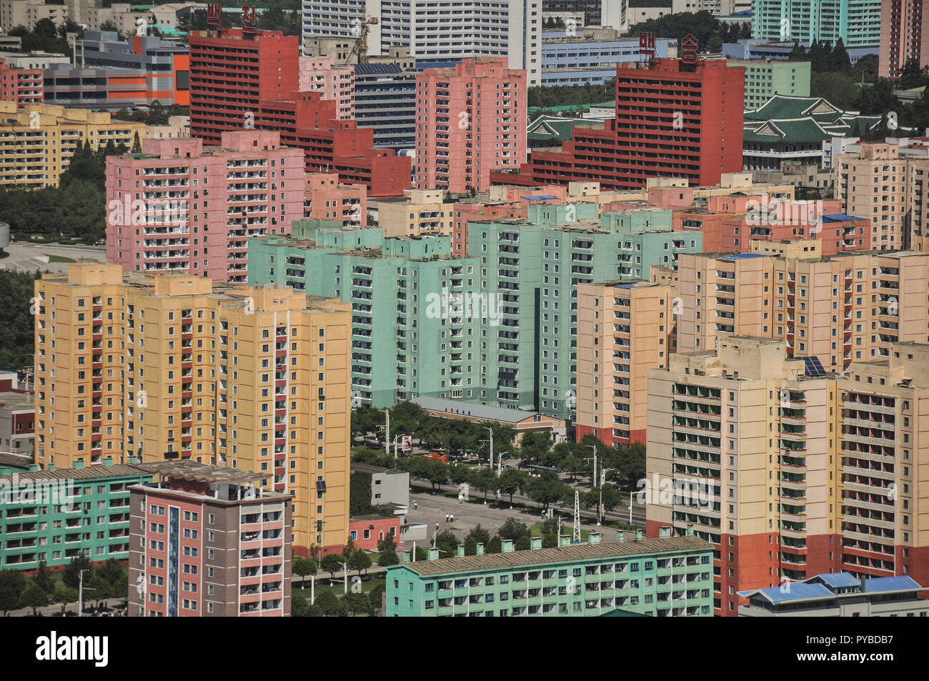 La ville de Pyongyang est en cours de modernisation et repeint partout où vous allez ou regarder. Vieux blocs de style soviétique sont peints dans des couleurs fraîches. En ce qui concerne r Banque D'Images