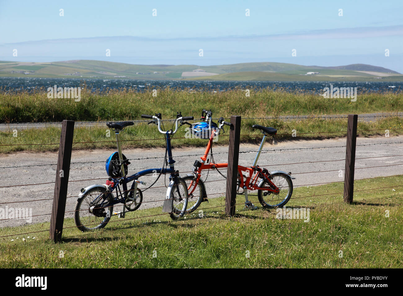 Replier le bicycyles garé contre une clôture tandis que leurs cavaliers visiter les menhirs de Stenness, sur l'Ecosse, Orkney Banque D'Images Replier le bicycyles garé contre une clôture tandis que leurs cavaliers visiter les menhirs de Stenness, sur l'Ecosse, Orkney Banque D'Images