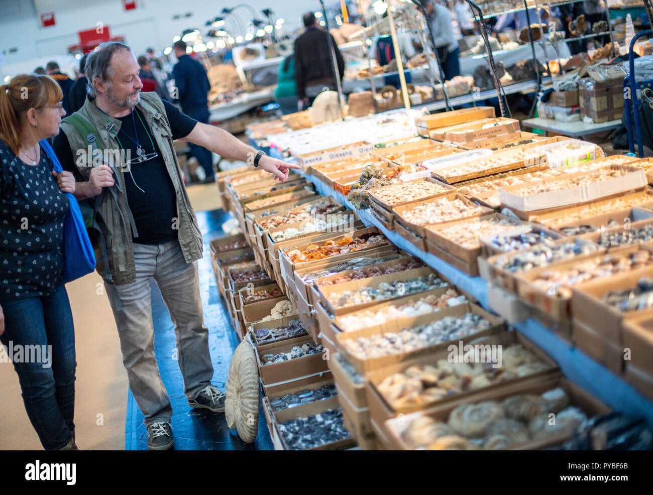 Munich, Allemagne. 26Th Oct, 2018. 26 octobre 2018, Allemagne, Munich : Frank Morgenstern, collectionneurs de minéraux, à divers points de géodes d'Améthyste à une table du concessionnaire au minéral jours. Le Minéral jours sont une foire commerciale pour les minéraux, fossiles et pierres précieuses qui dure jusqu'au 28 octobre. Credit : Lino Mirgeler/dpa/Alamy Live News Banque D'Images