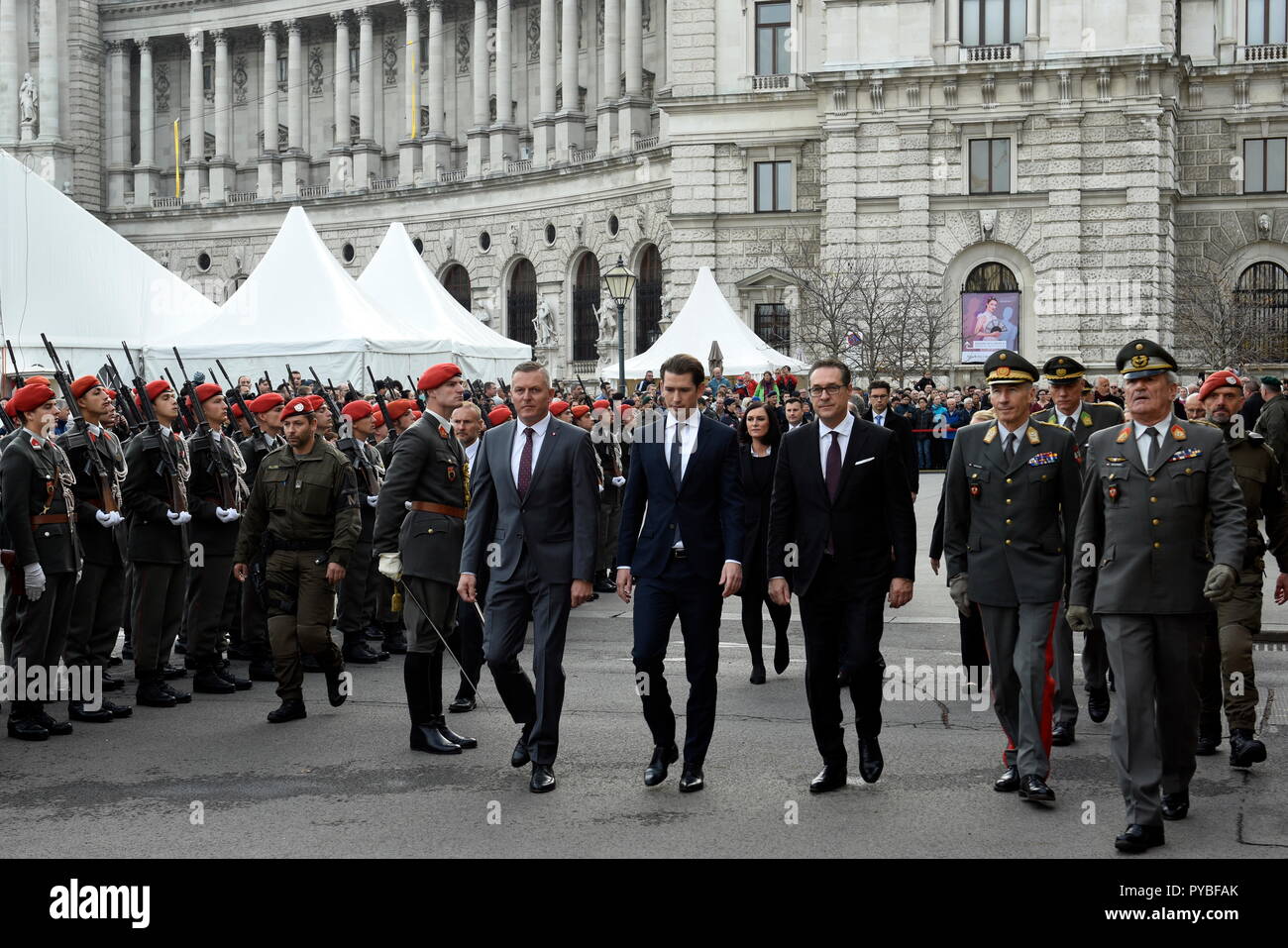 Vienne, Autriche. 26 octobre 2018. Spectacle des forces armées autrichiennes lors de la fête nationale de Vienne sur la place des héros. Images (de gauche à droite) le ministre de la Défense Mario Kunasek (FPÖ), le chancelier autrichien Sebastian Kurz (ÖVP) et le vice-chancelier autrichien Heinz Christian Strache (FPÖ). Crédit : Franz PERC/Alay Live News Banque D'Images