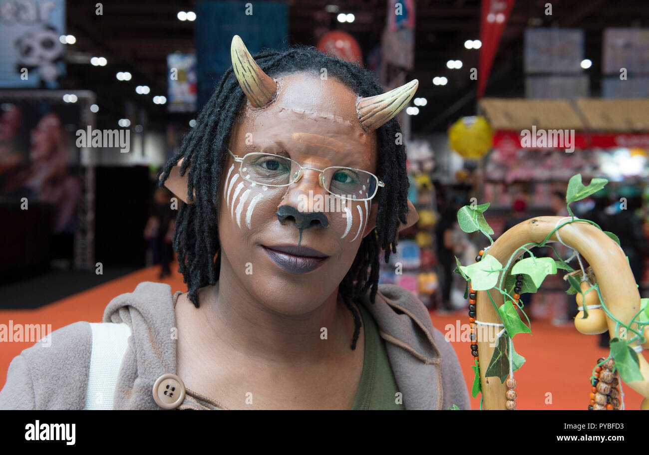 ExCel, Londres, Royaume-Uni. 26 octobre, 2018. Trois jour MCM Comic Con, comics et événement cosplay, s'ouvre à ExCel avec de nombreux visiteurs dans des costumes de cosplay. Credit : Malcolm Park/Alamy Live News. Banque D'Images