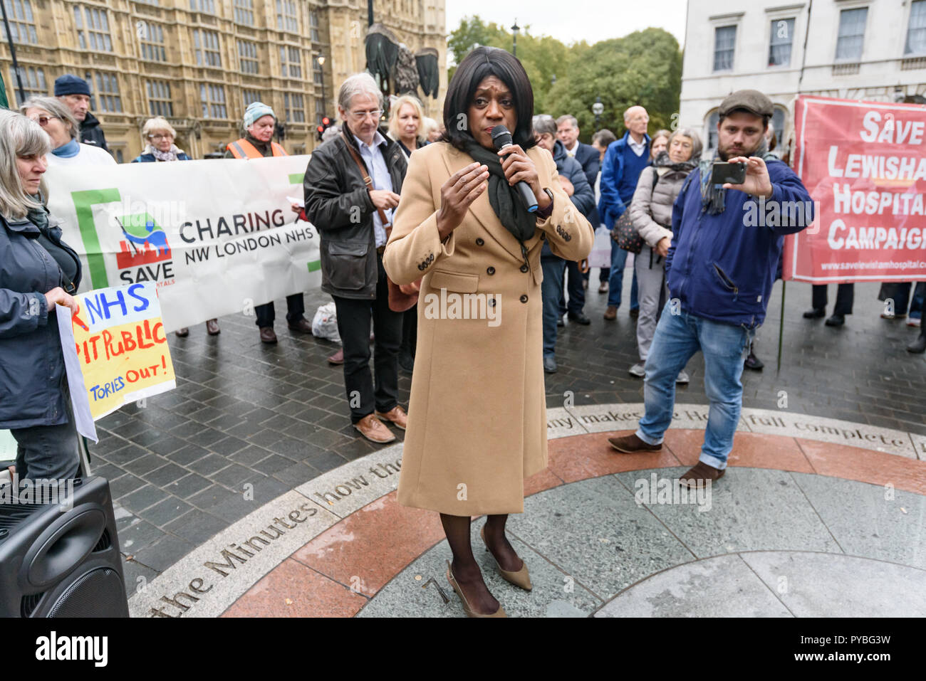 Londres, Royaume-Uni. 26 octobre 2018. Eleanor Smith dont le projet de loi émanant des députés dans le cadre du NHS est due pour sa deuxième lecture aujourd'hui la parole à l'occasion de rassemblement afin de demander la suppression des plans de gestion intégrée des soins de santé qui vise à briser le NHS en plus petites unités d'affaires qui serait en concurrence pour des entreprises du secteur privé. L'introduciton des PPI est stimulée par l'ENM Angleterre sous chef Simon Stevens, qui était auparavant un cadre supérieur de la santé et de la santé nous géant insurance company United Health Group. Crédit : Peter Marshall/Alamy Live News Banque D'Images