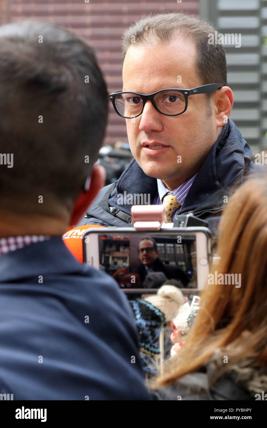 New York, NY, USA. 26ème. Oct, 2018. Le porte-parole de la police de Sgt. CARLOS NIEVES médias adresse à une installation postale nous on West 56ème. Rue qui a rouvert après la découverte d'un douzième (12) forfait bombe tuyau dans une installation de tri à New York le 26 mai. Octobre 2018. L'installation située sur le côté de l'ouest dans un quartier résidentiel à l'entreprise mixte a été fermée depuis tôt le matin. © 2018 Ronald G. Lopez/DigiPixsAgain.us/Alamy Live News Banque D'Images