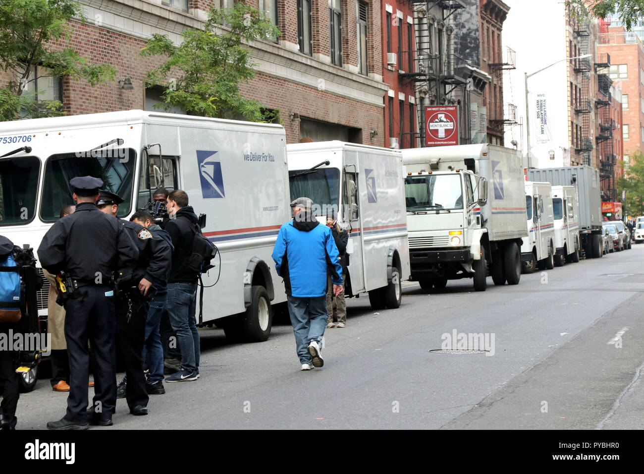 New York, NY, USA. 26ème. Oct, 2018. Une installation postale nous on West 56ème. Rue a rouvert après la découverte d'un douzième (12) forfait bombe tuyau dans une installation de tri à New York le 26 mai. Octobre 2018. L'installation située sur le côté de l'ouest dans un quartier résidentiel à l'entreprise mixte a été fermée depuis tôt le matin. © 2018 Ronald G. Lopez/DigiPixsAgain.us/Alamy Live News Banque D'Images