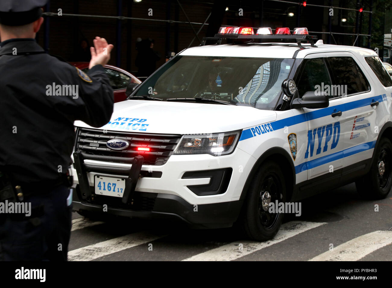 New York, NY, USA. 26ème. Oct, 2018. Une installation postale nous on West 56ème. Rue a rouvert après la découverte d'un douzième (12) forfait bombe tuyau dans une installation de tri à New York le 26 mai. Octobre 2018. L'installation située sur le côté de l'ouest dans un quartier résidentiel à l'entreprise mixte a été fermée depuis tôt le matin. © 2018 Ronald G. Lopez/DigiPixsAgain.us/Alamy Live News Banque D'Images